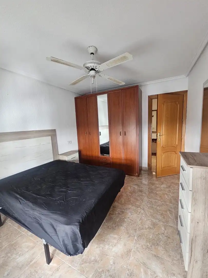 Dormitori de Apartament de lloguer en Torrevieja amb Aire condicionat, Calefacció i Terrassa
