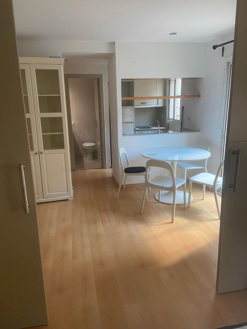 Menjador de Estudi de lloguer en  Barcelona Capital amb Aire condicionat, Parquet i Moblat