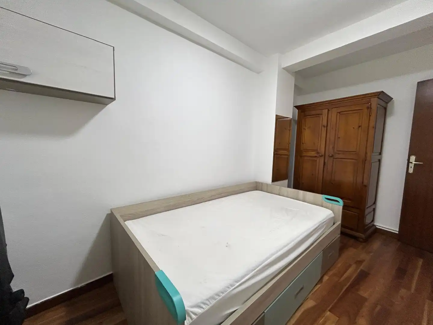 Dormitori de Pis de lloguer en Santiago de Compostela  amb Calefacció i Moblat