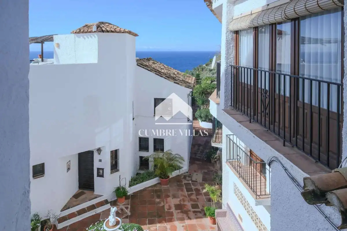 Vista exterior de Casa o xalet en venda en Salobreña amb Terrassa, Internet i Piscina comunitària