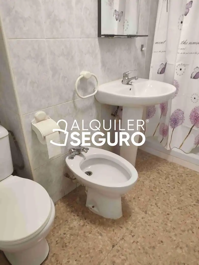 Bathroom of Flat for rent in Zaragoza  with Heating, Terrace and Storage room