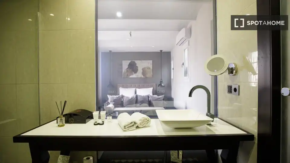 Flat with terrace to rent in Ciutat Vella, imagen 3