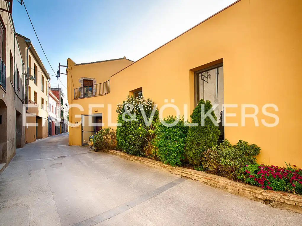 Vista exterior de Casa adosada en venda en Vilabertran amb Aire condicionat, Calefacció i Terrassa