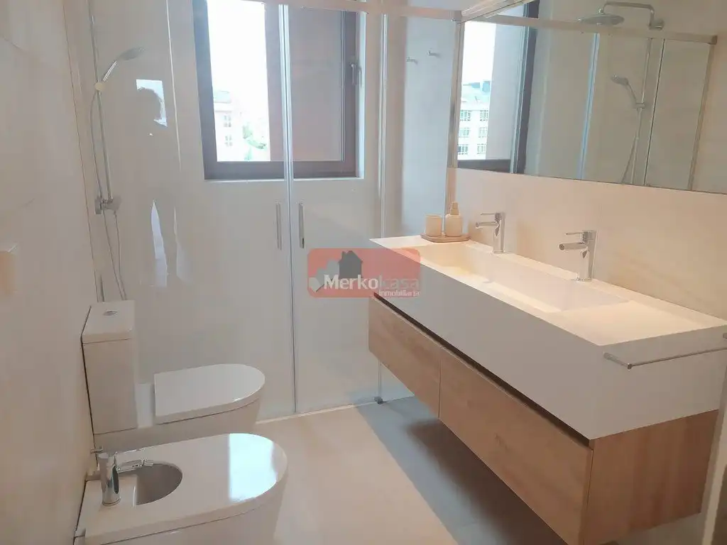 Bany de Estudi de lloguer en Lugo amb Calefacció, Terrassa i Traster