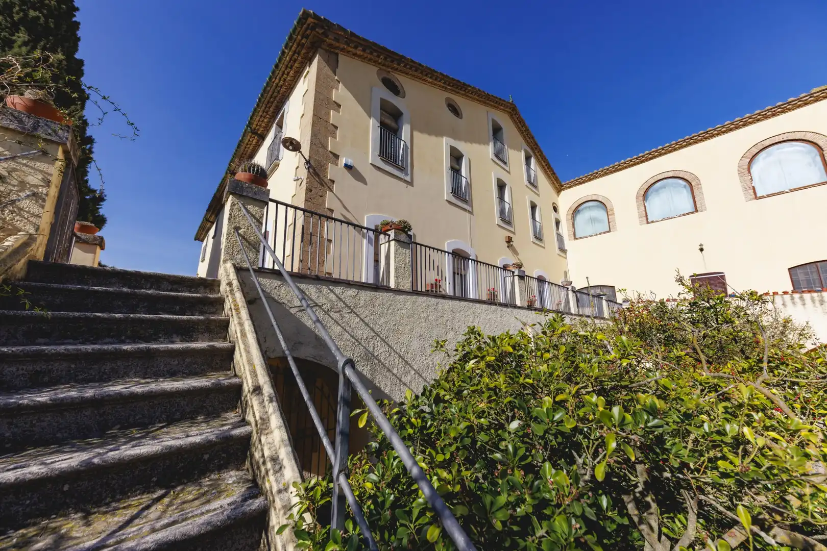 Vista exterior de Finca rústica en venda en Borrassà amb Calefacció, Terrassa i Piscina