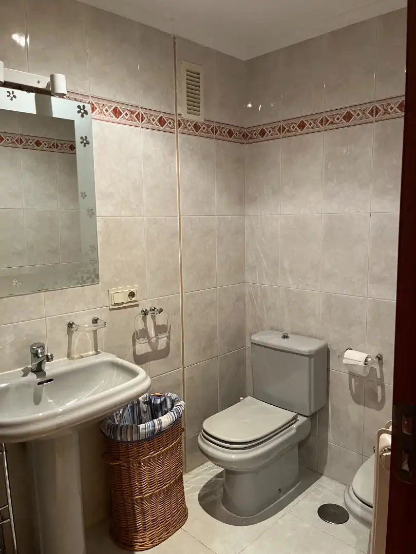 Baño de Apartamento de alquiler en Salamanca con Calefacción, Parquet y Amueblado