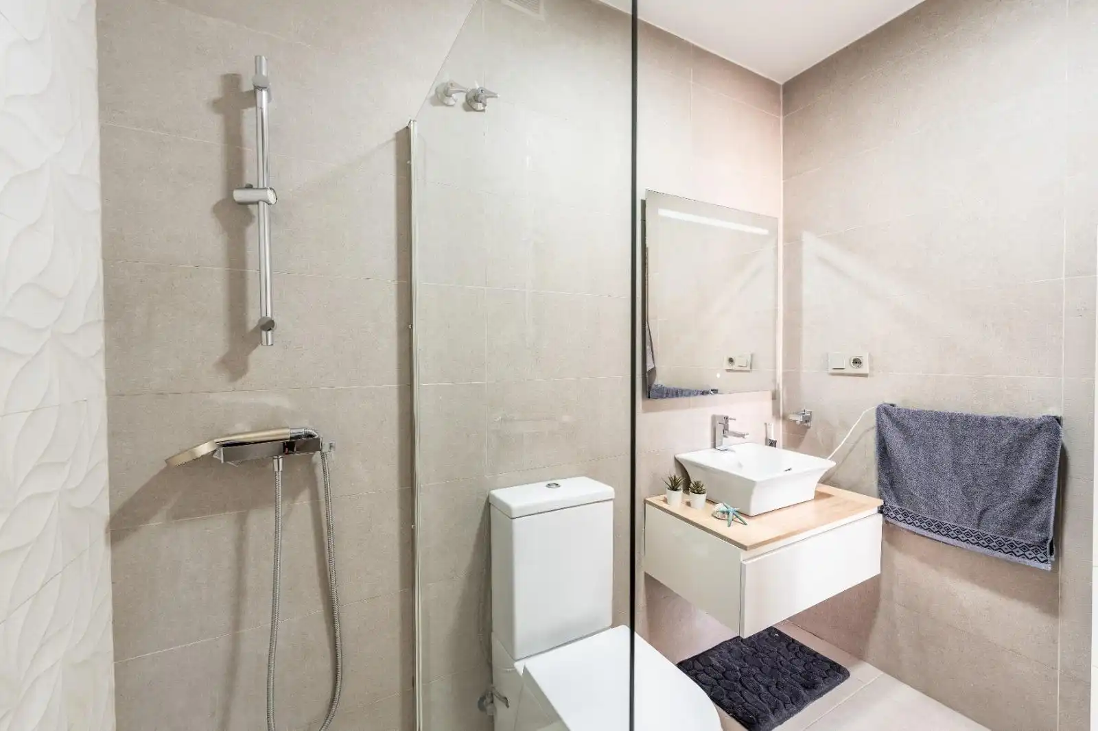 Baño de Piso en venta en Roquetas de Mar con Aire acondicionado, Terraza y Amueblado