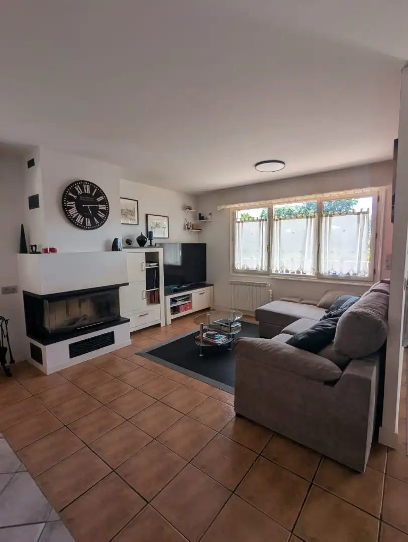 Wohnzimmer von Einfamilien-Reihenhaus zum Verkauf in Amorebieta-Etxano mit Privatgarten, Terrasse und Balkon