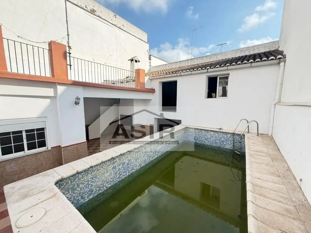 Casa amb piscina en venda a Calle Matilde Malo