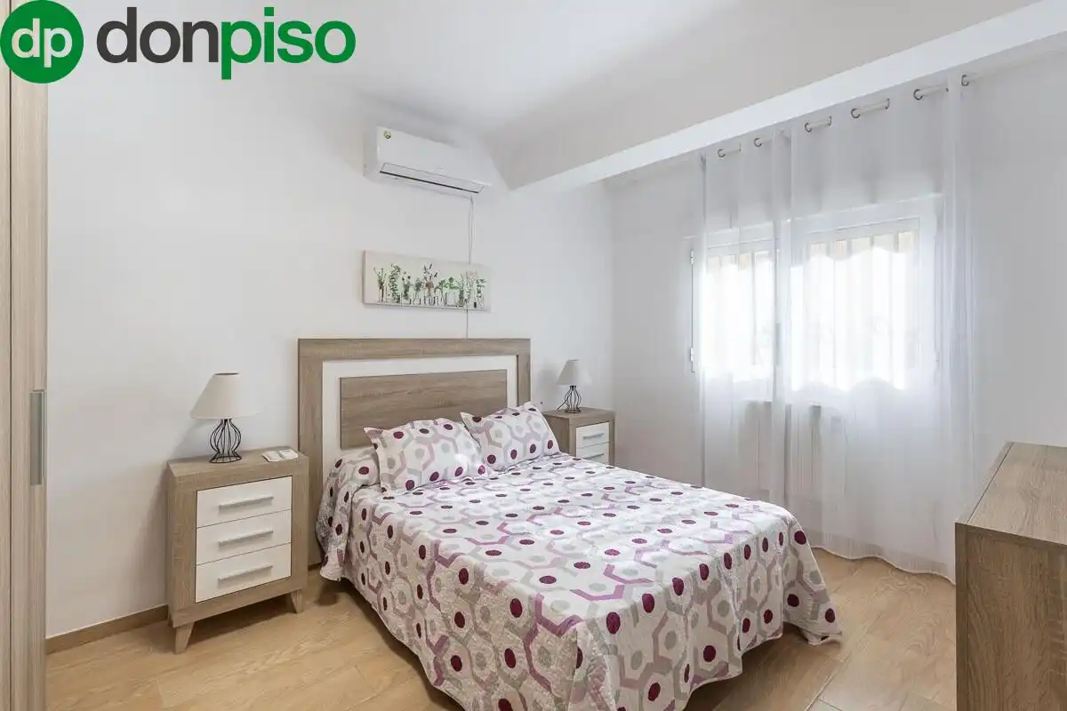 Bedroom of Flat for sale in Granada  with Air Conditioner and Parquet flooring