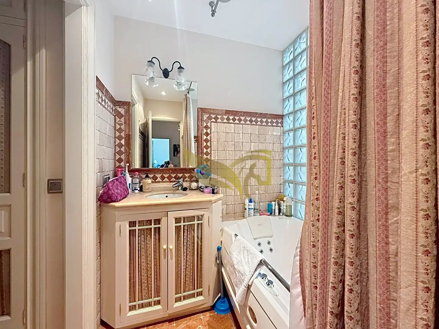 Badezimmer von Einfamilien-Reihenhaus zum Verkauf in Sevilla mit Klimaanlage, Heizung und Privatgarten