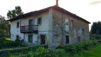 Vista exterior de Casa o xalet en venda en Los Corrales de Buelna  amb Jardí privat