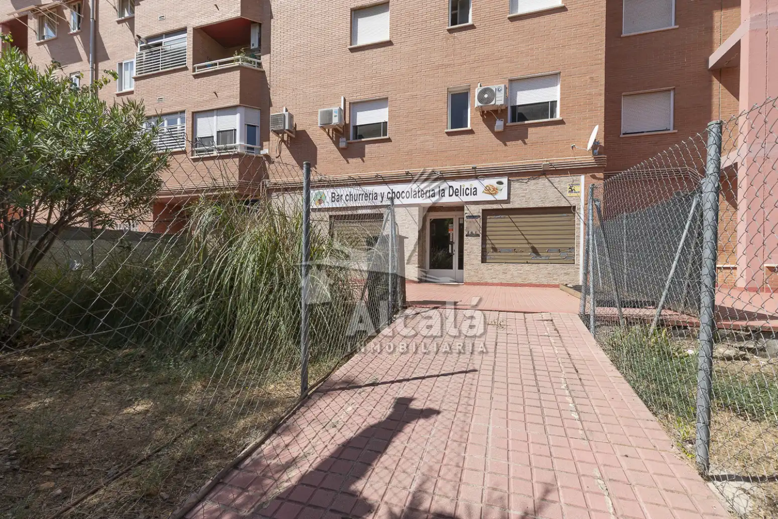 Vista exterior de Local en venta en Alcalá de Henares