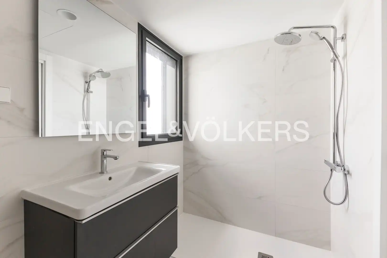 Badezimmer von Dachboden zum Verkauf in Madrid mit Klimaanlage, Heizung und Terrasse