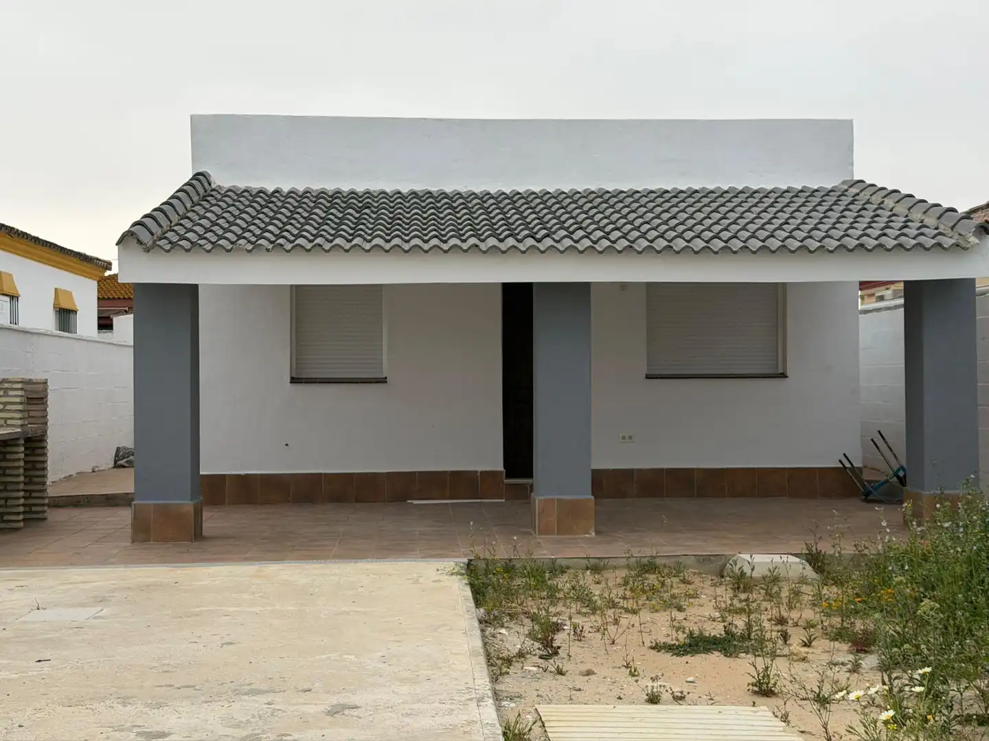 Vista exterior de Casa o xalet en venda en Chiclana de la Frontera amb Terrassa i Traster