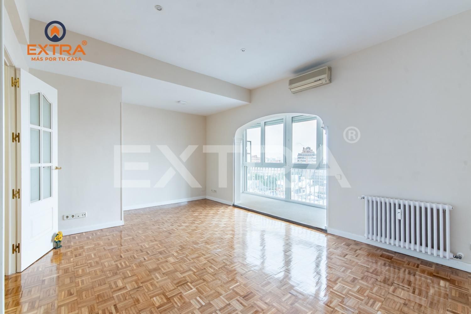 Bedroom of Flat to rent in  Madrid Capital  with Air Conditioner, Parquet flooring and Terrace