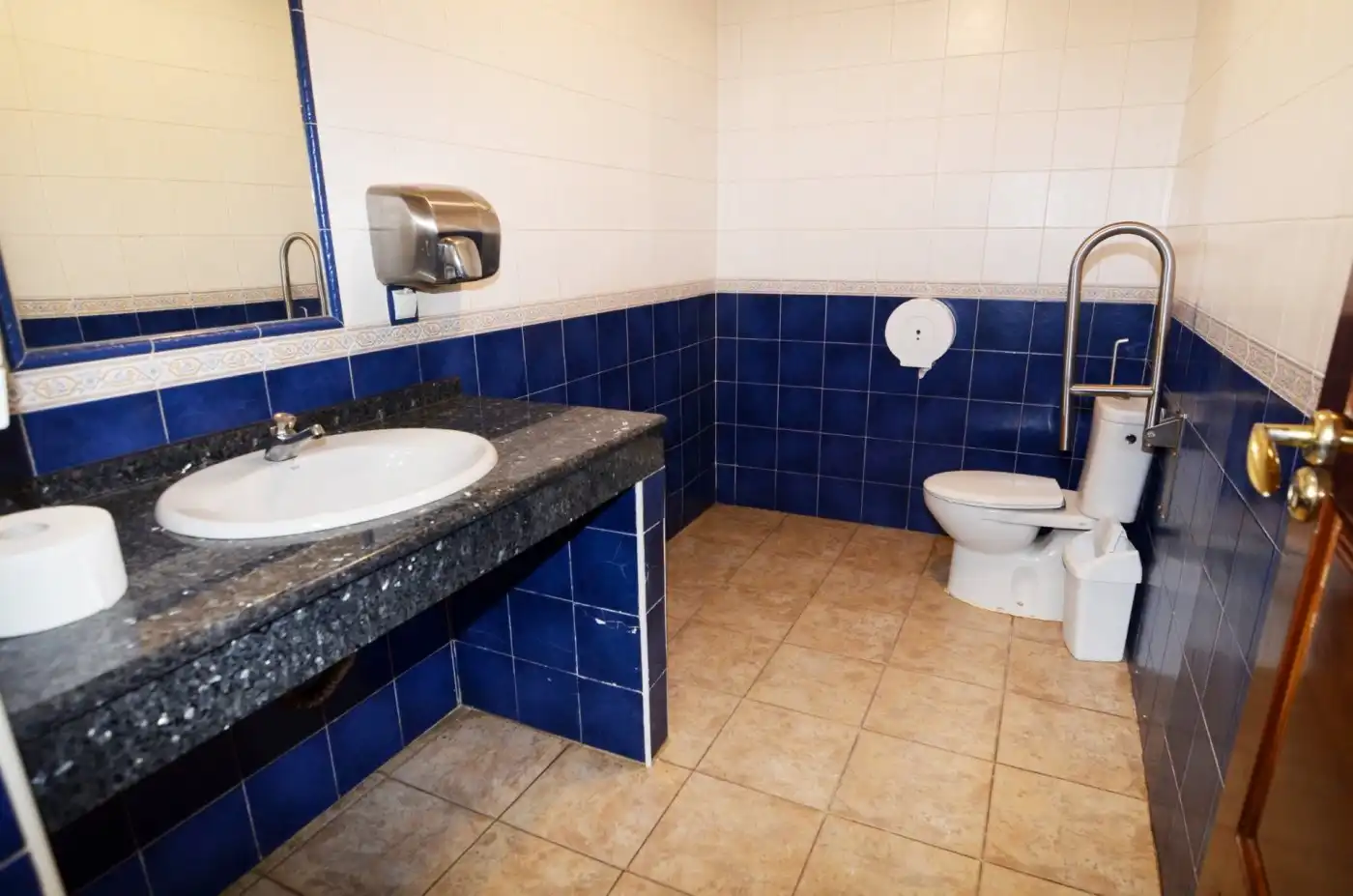 Bathroom of Commercial properties for sale in Aldeadávila de la Ribera