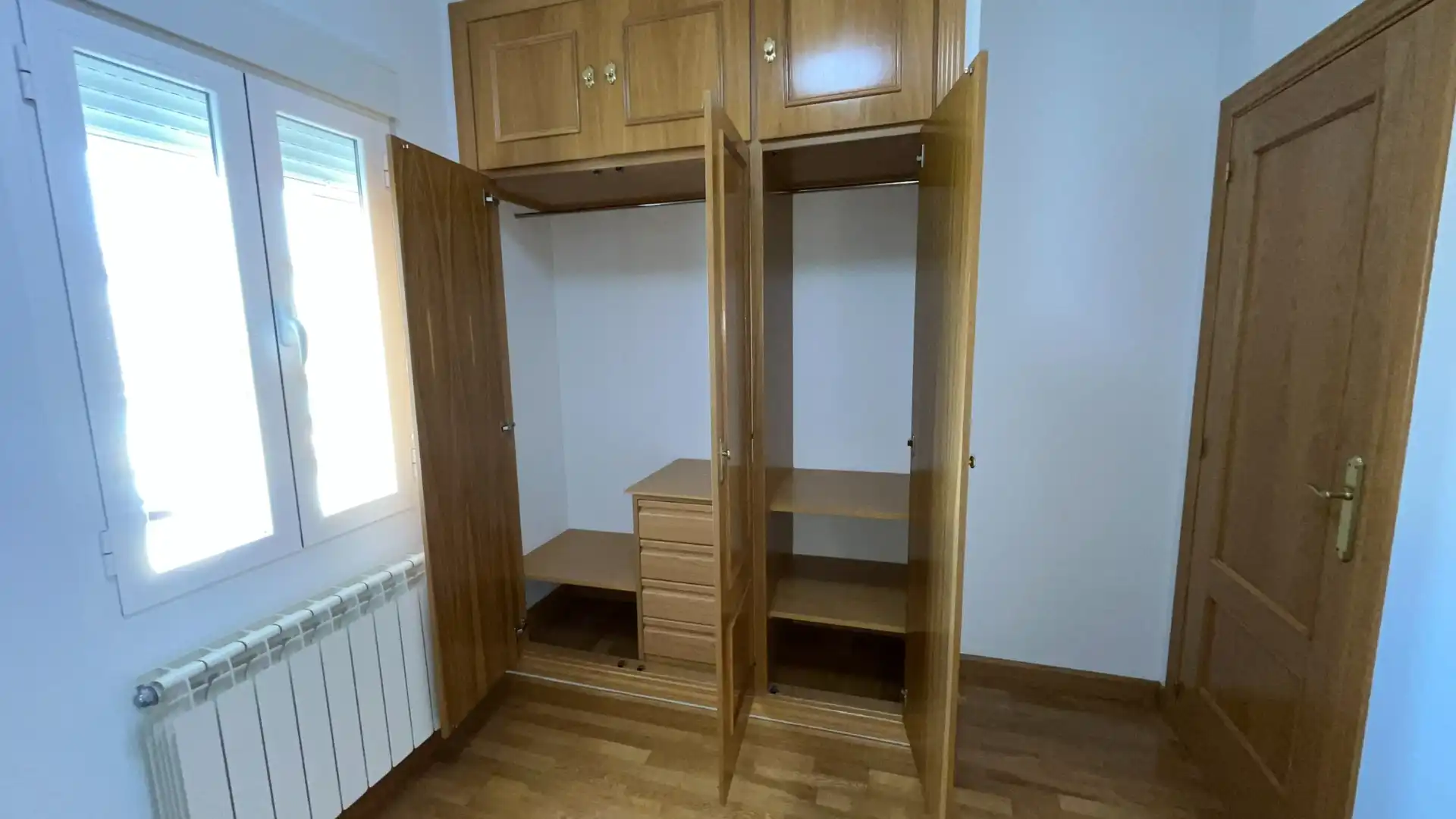 Dormitori de Casa adosada de lloguer en Aldea del Fresno amb Aire condicionat, Calefacció i Parquet