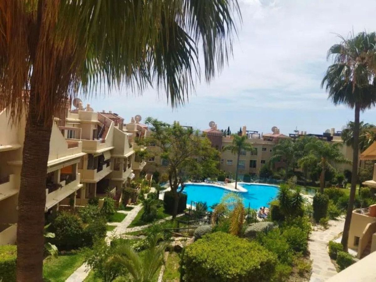 Vista exterior de Pis en venda en Estepona amb Aire condicionat, Terrassa i Traster