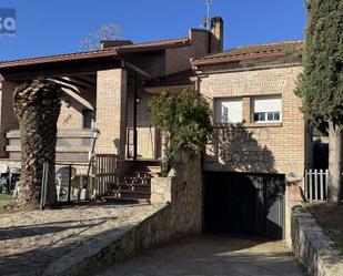 Vista exterior de Casa o xalet en venda en Navas del Rey amb Calefacció, Jardí privat i Terrassa