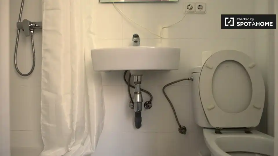 Baño de Piso de alquiler en Barcelona con Aire acondicionado, Calefacción y Amueblado