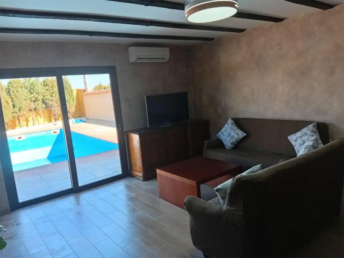 Sala de estar de Casa o chalet de alquiler en San Clemente con Aire acondicionado, Jardín privado y Piscina