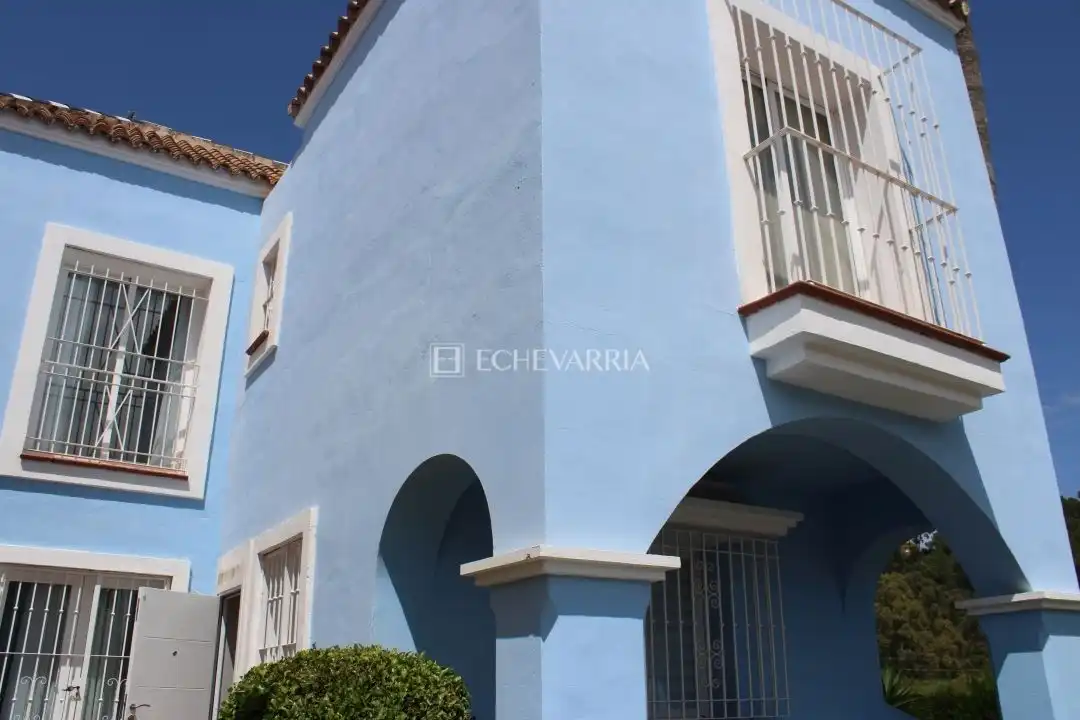 Vista exterior de Casa o xalet en venda en Marbella amb Aire condicionat, Calefacció i Jardí privat