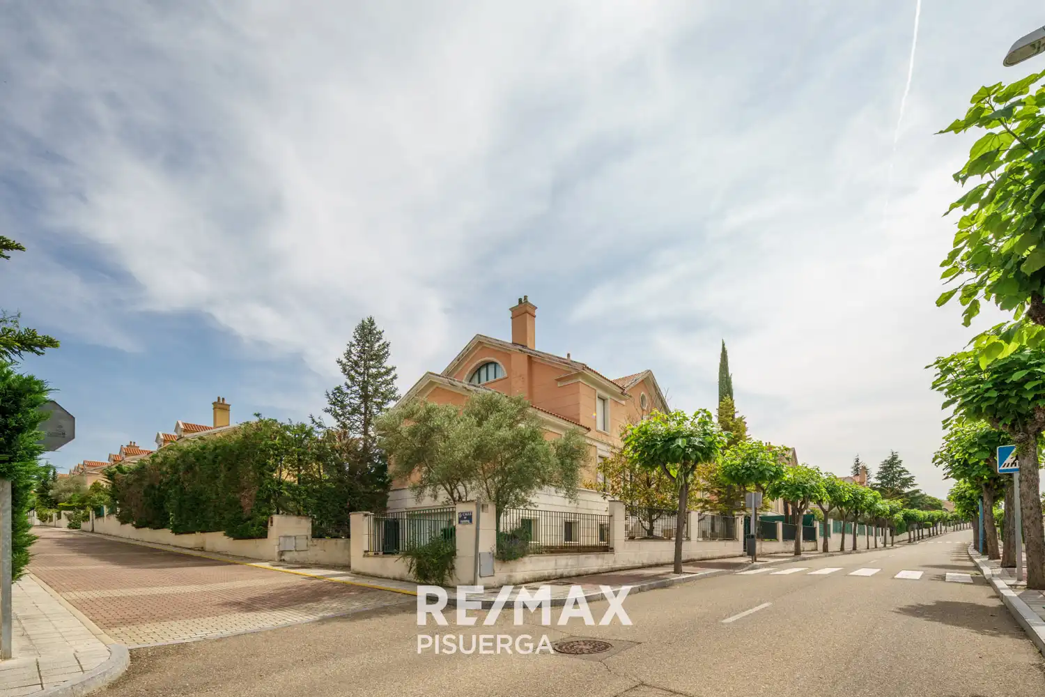 Vista exterior de Casa o xalet en venda en Valladolid amb Calefacció, Jardí privat i Terrassa