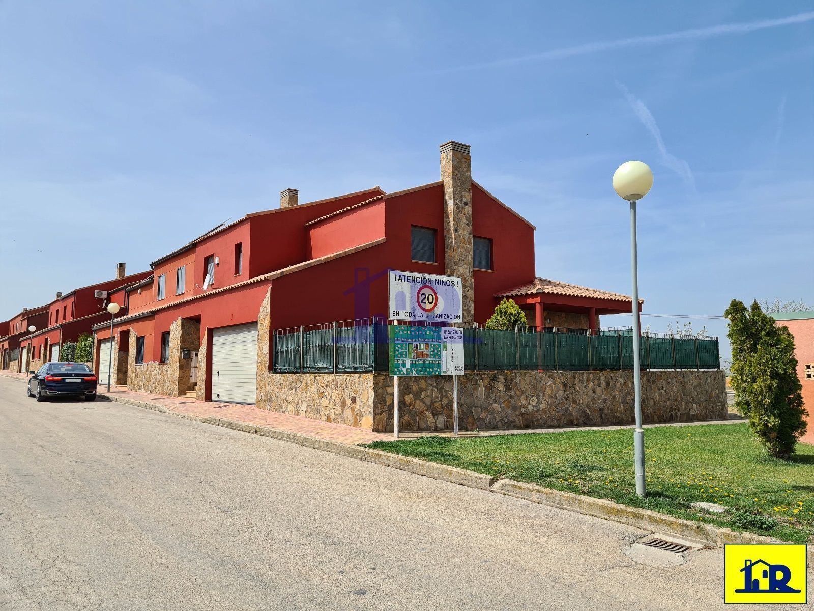 Vista exterior de Casa adosada en venda en Villar de Olalla amb Calefacció, Jardí privat i Terrassa