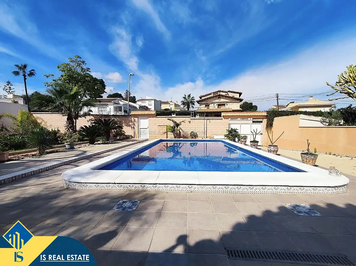 Chalet con piscina en venta en Los Balcones - Los Altos, imagen 3