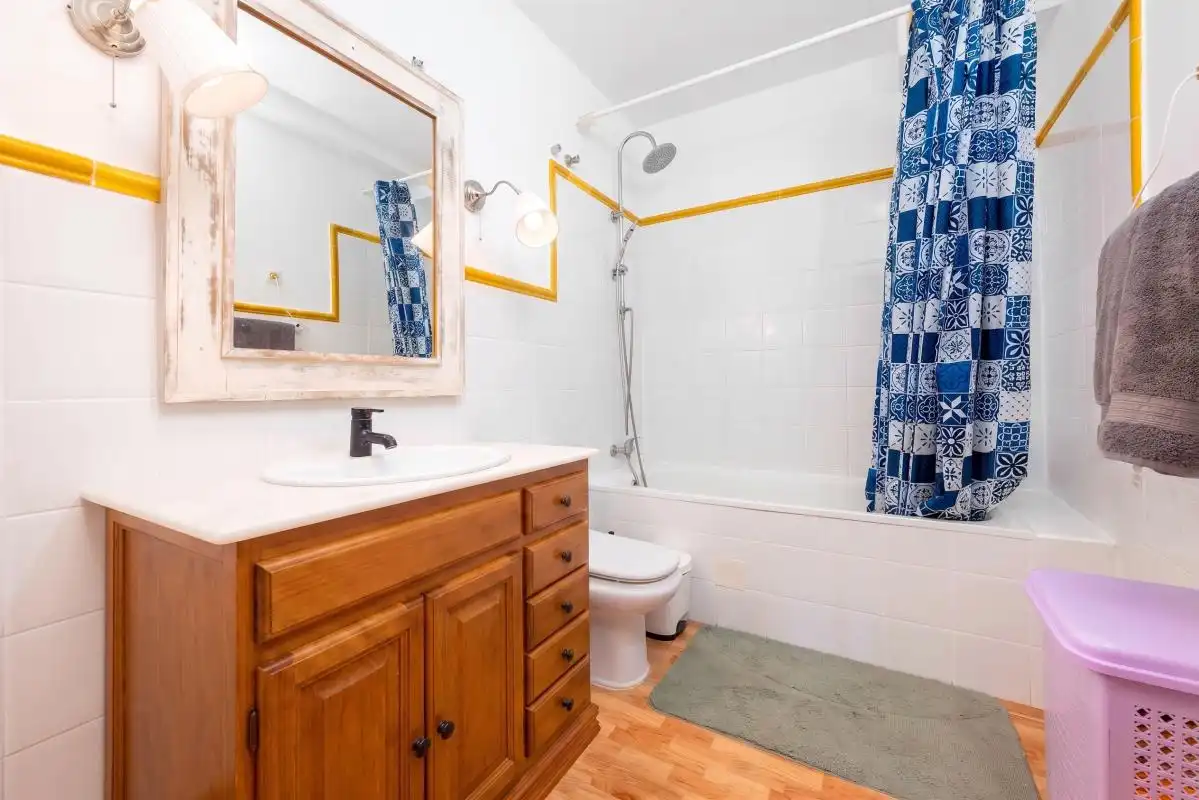 Baño de Casa adosada en venta en Aznalcázar con Aire acondicionado, Calefacción y Jardín privado