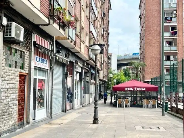 Vista exterior de Local en venda en Bilbao 