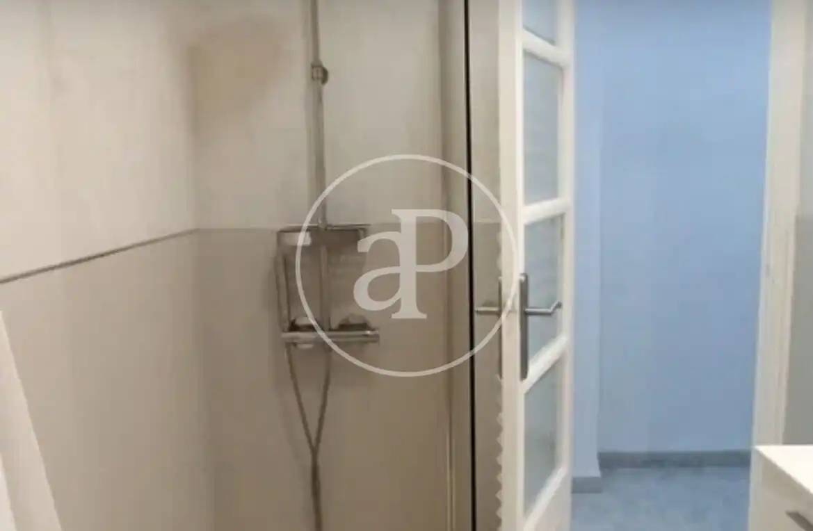 Baño de Piso de alquiler en Valencia con Aire acondicionado, Calefacción y Terraza