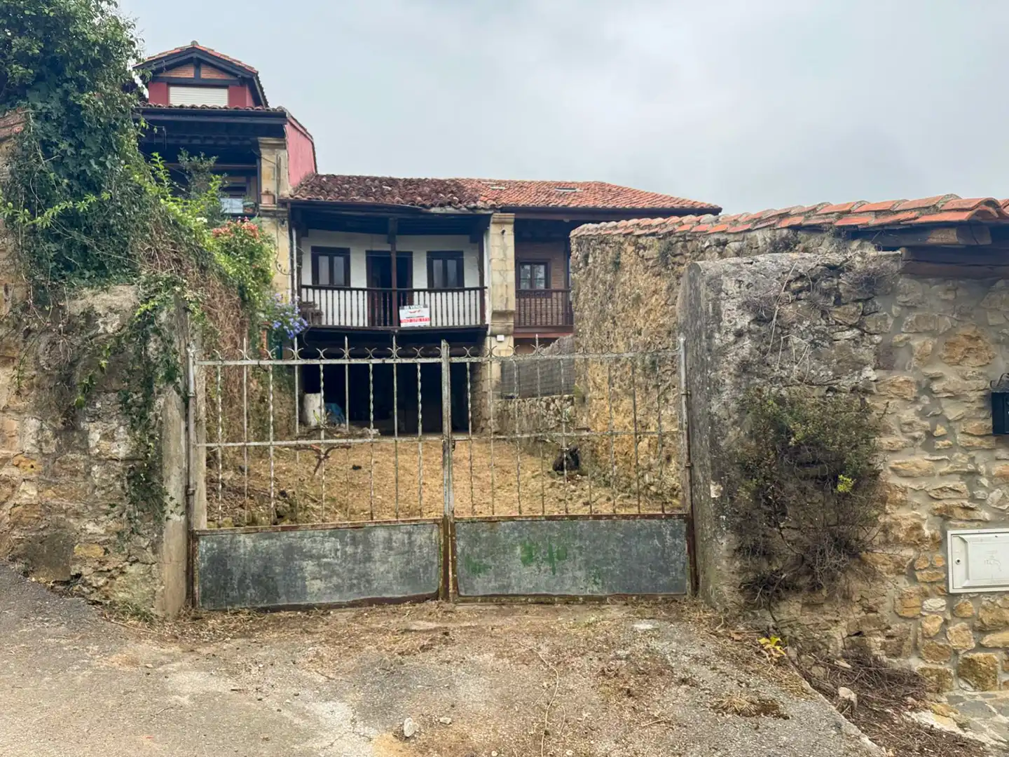 Vista exterior de Casa adosada en venda en Comillas (Cantabria) amb Jardí privat i Terrassa