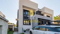 Vista exterior de Casa adosada en venda en Navalcarnero amb Aire condicionat, Calefacció i Jardí privat