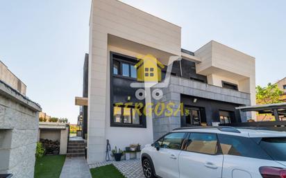 Vista exterior de Casa adosada en venda en Navalcarnero amb Aire condicionat, Calefacció i Jardí privat