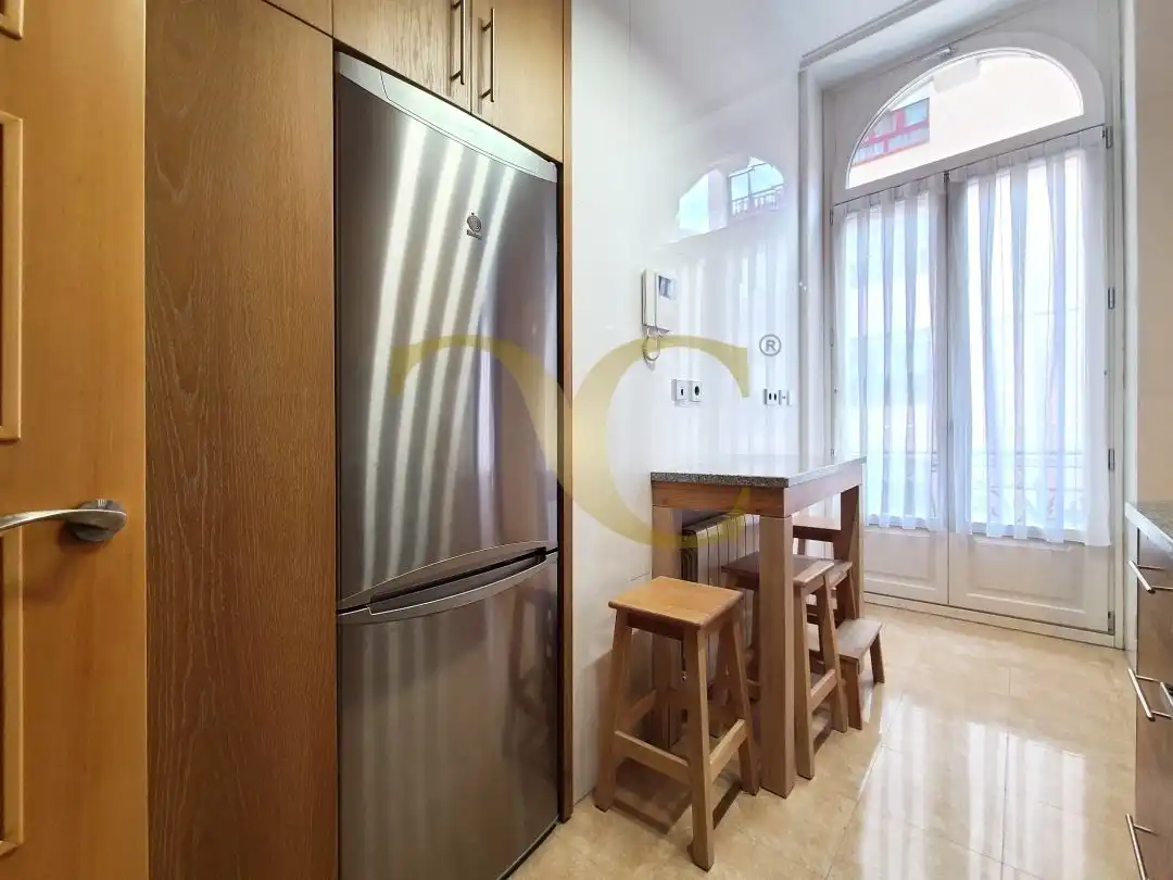 Cuina de Apartament en venda en Gijón  amb Calefacció, Moblat i Balcó