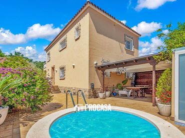 Xalet amb piscina en venda a MAS NOU