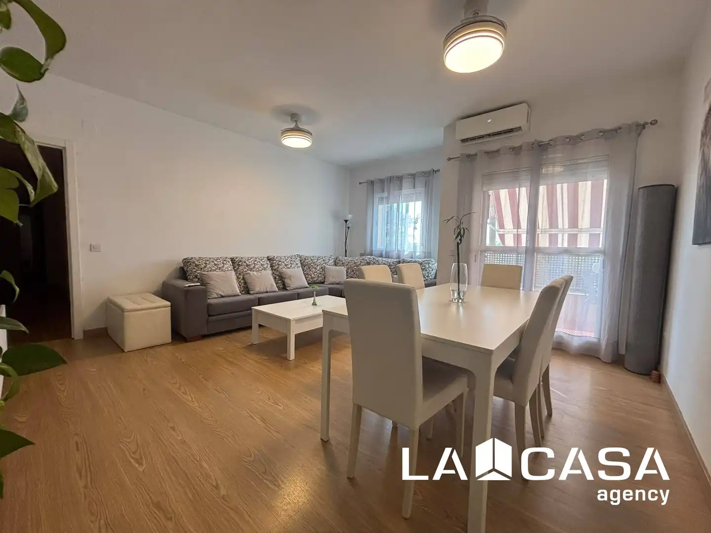 Sala d'estar de Pis en venda en Dos Hermanas amb Terrassa i Piscina