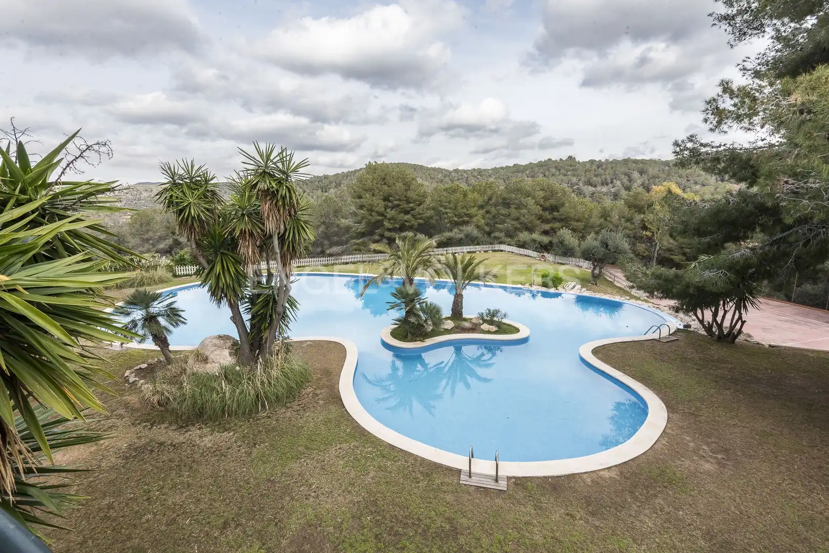 Piscina de Casa adosada en venda en Sitges amb Aire condicionat, Calefacció i Jardí privat