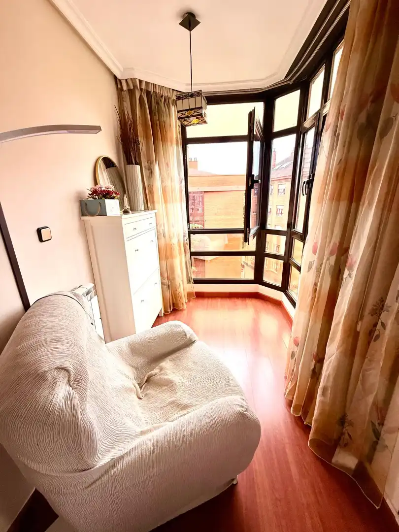 Habitación de Piso en venta en Oviedo  con Calefacción, Parquet y Terraza