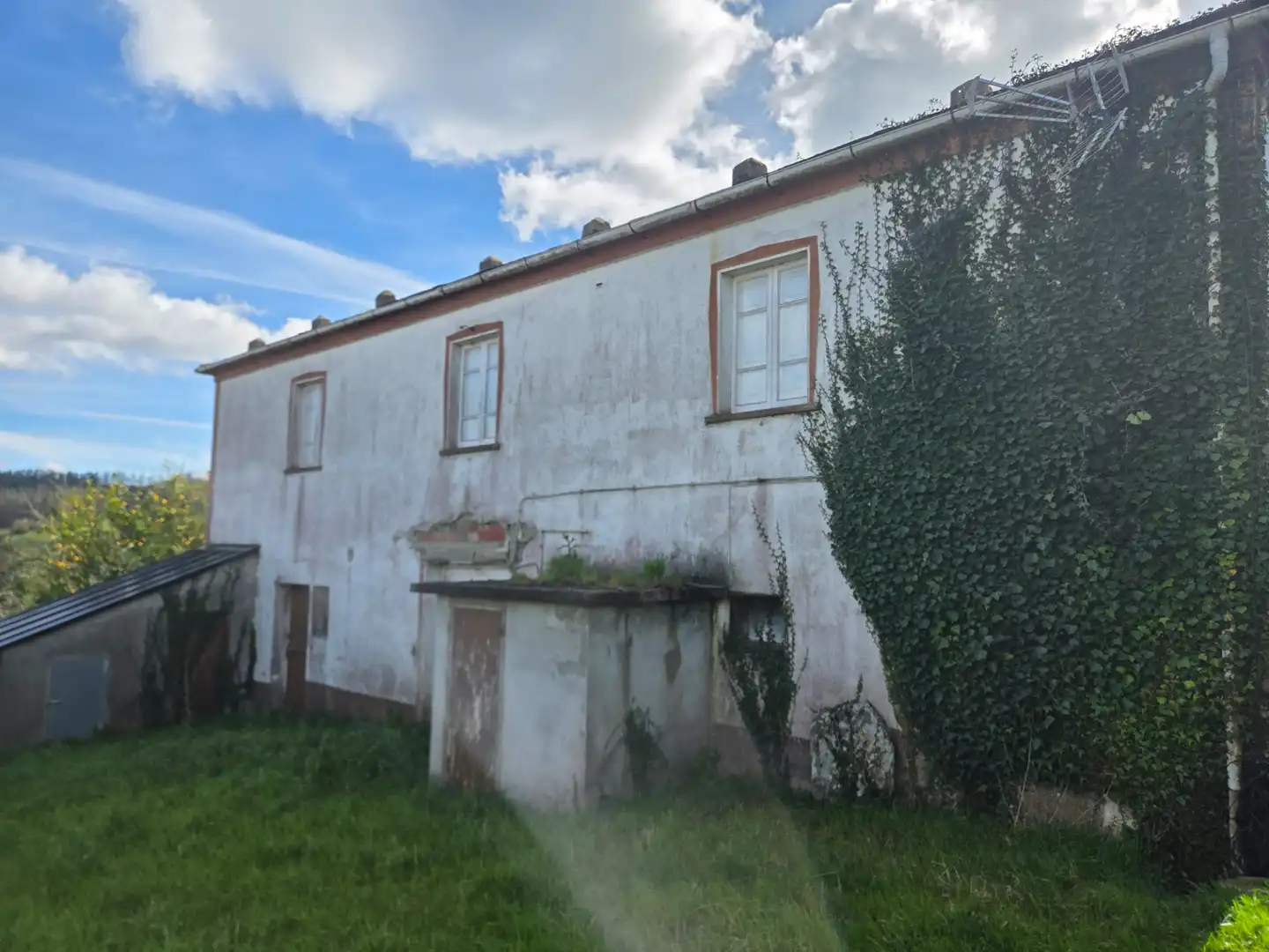 Vista exterior de Casa o xalet en venda en Barreiros amb Jardí privat, Traster i Moblat
