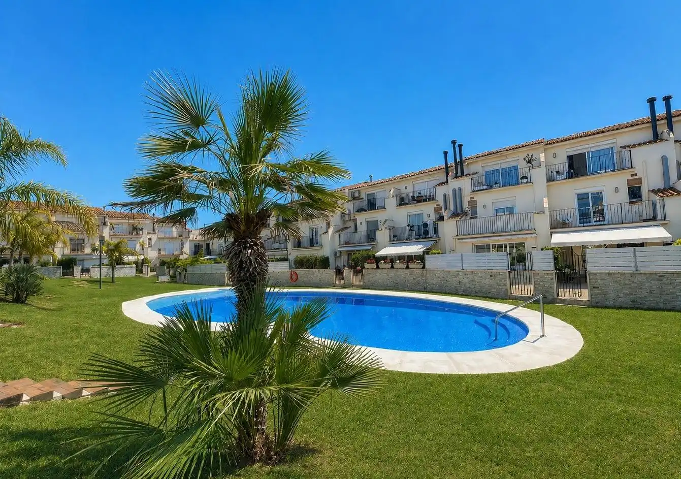 Schwimmbecken von Einfamilien-Reihenhaus zum Verkauf in Sitges mit Klimaanlage, Heizung und Privatgarten