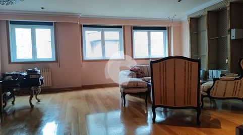 Bonito duplex, muy céntrico, muy amplio, con una superficie de 260 metros cuadrados. Se distribuye en dos plantas Planta baja hall, immagine 3