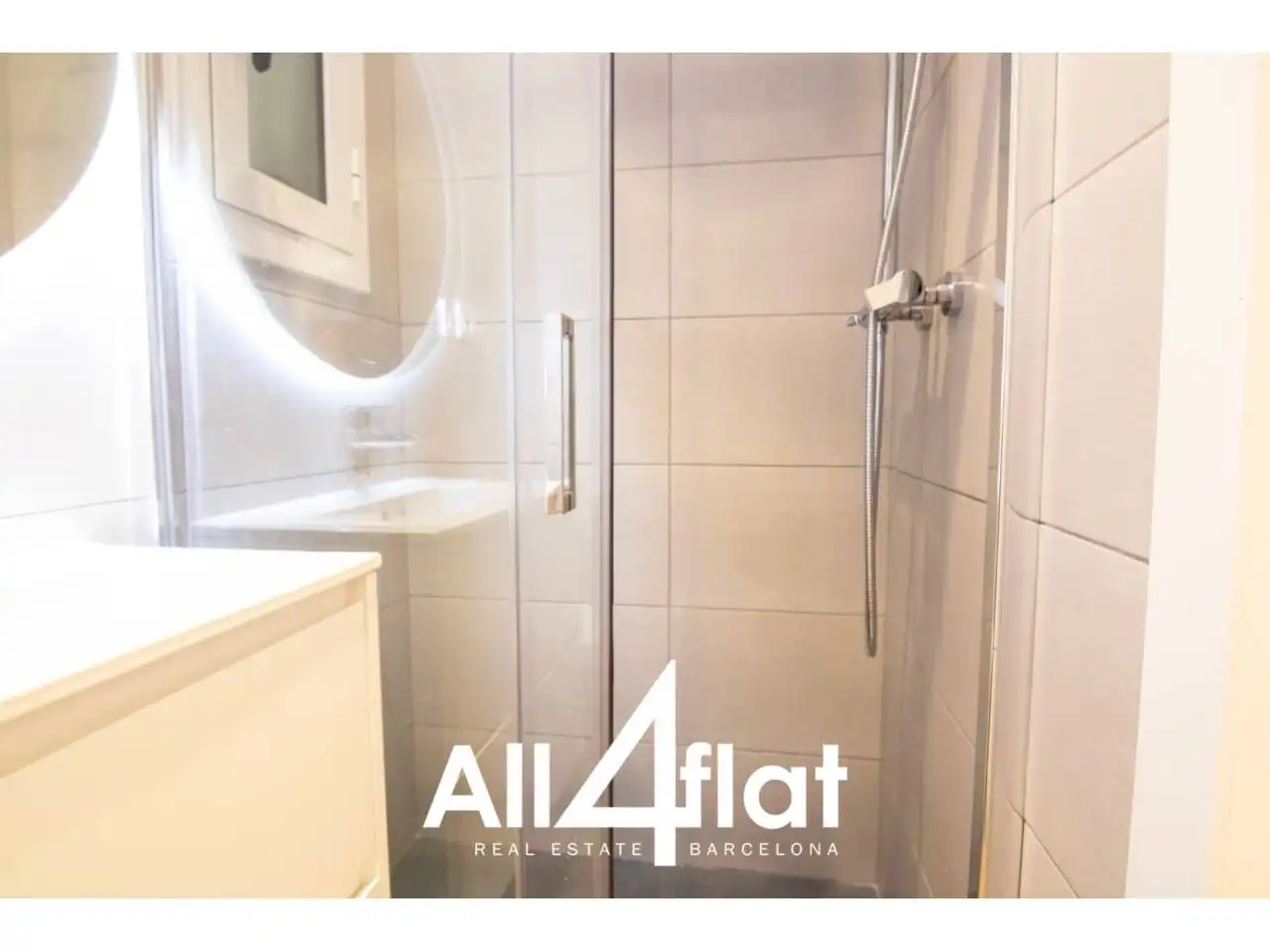 Baño de Estudio de alquiler en Barcelona con Aire acondicionado, Calefacción y Parquet