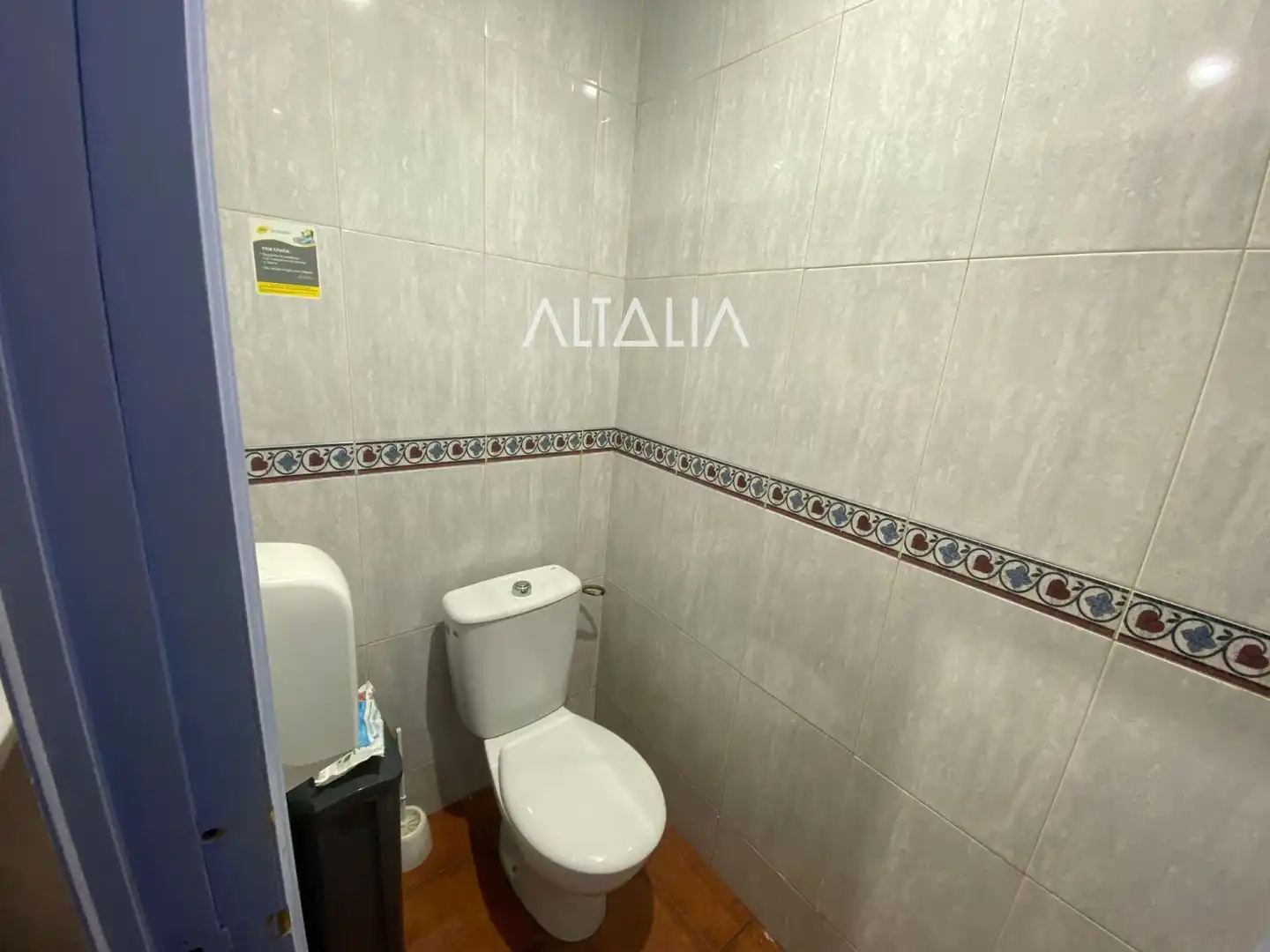 Baño de Local en venta en Cuenca con Aire acondicionado
