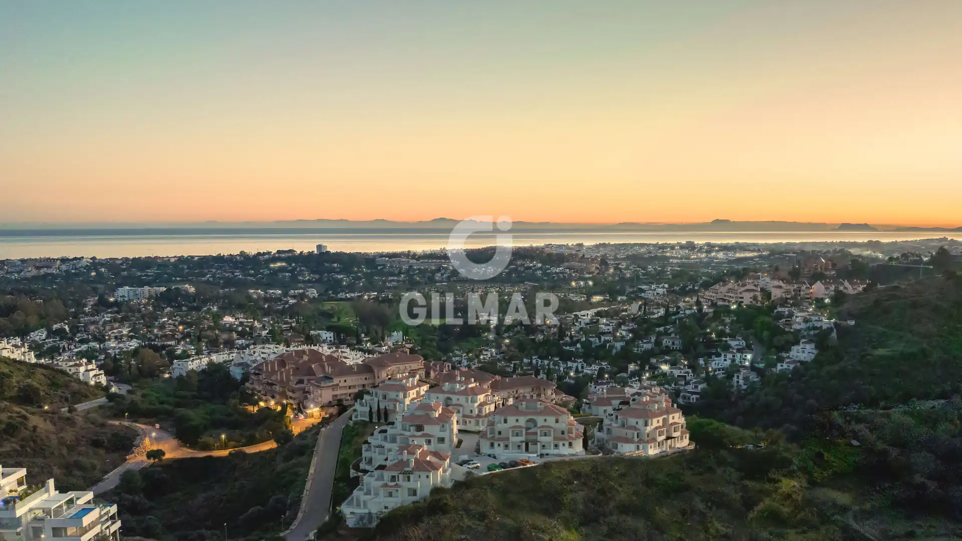 Vista exterior de Dúplex en venta en Marbella con Calefacción, Trastero y Piscina