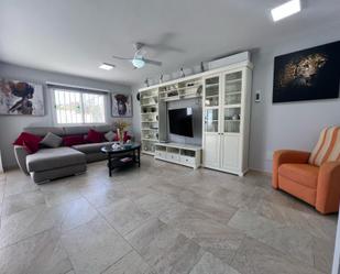 Sala d'estar de Casa o xalet en venda en San Bartolomé de Tirajana amb Aire condicionat, Jardí privat i Terrassa