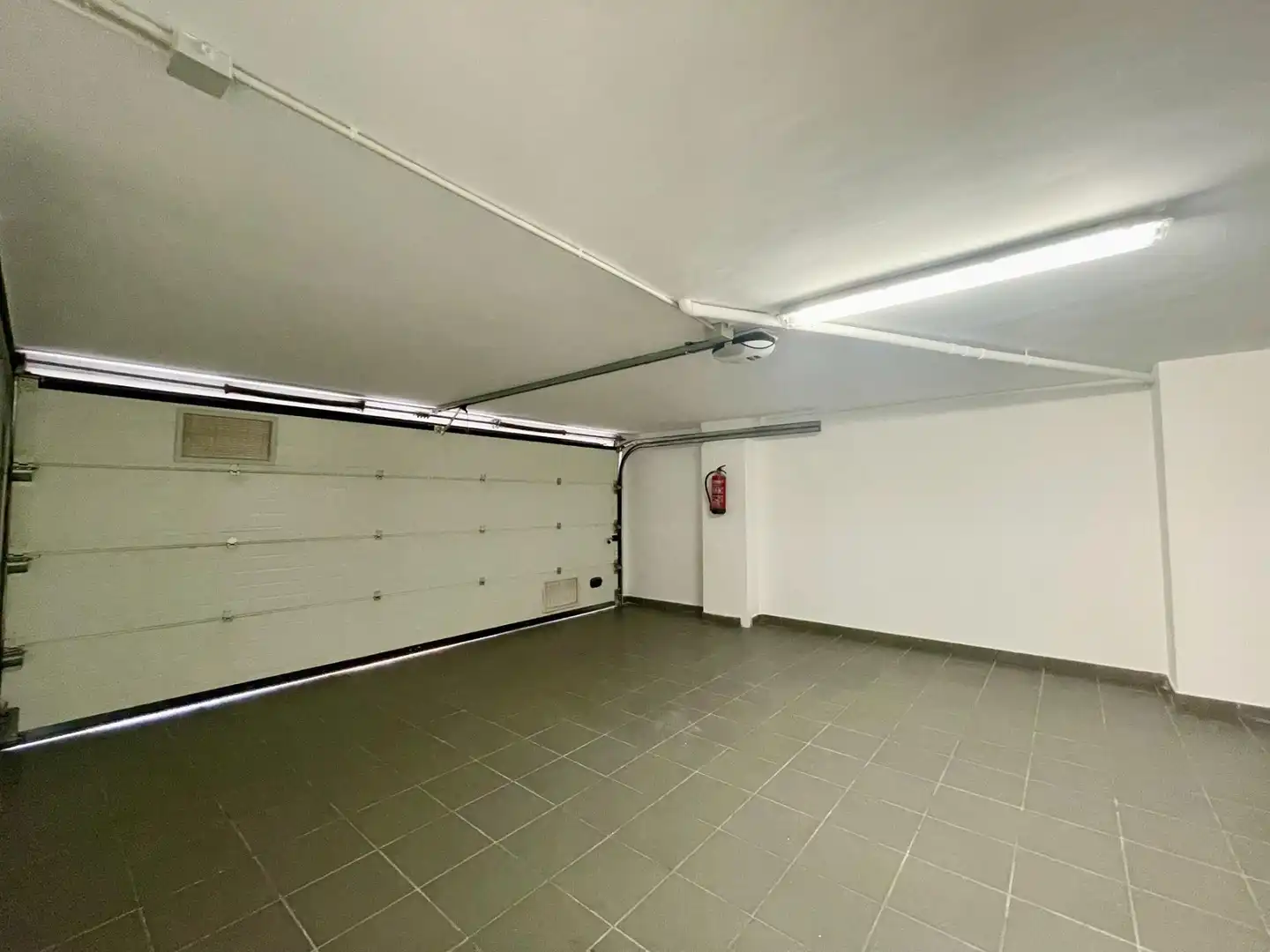 Parking de Casa adosada de alquiler en Majadahonda con Aire acondicionado, Calefacción y Jardín privado