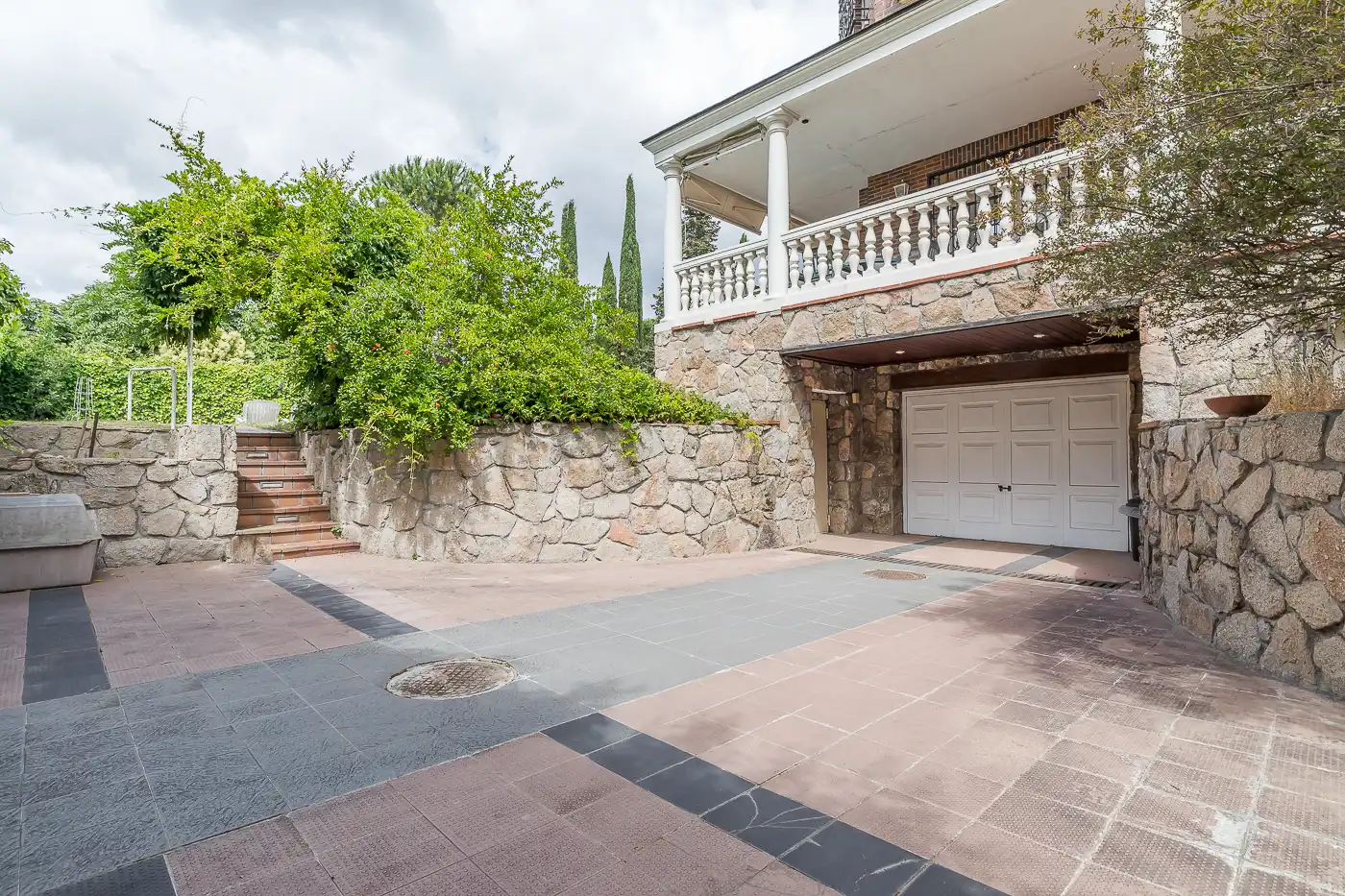 Vista exterior de Casa o xalet en venda en Pozuelo de Alarcón amb Aire condicionat, Jardí privat i Parquet